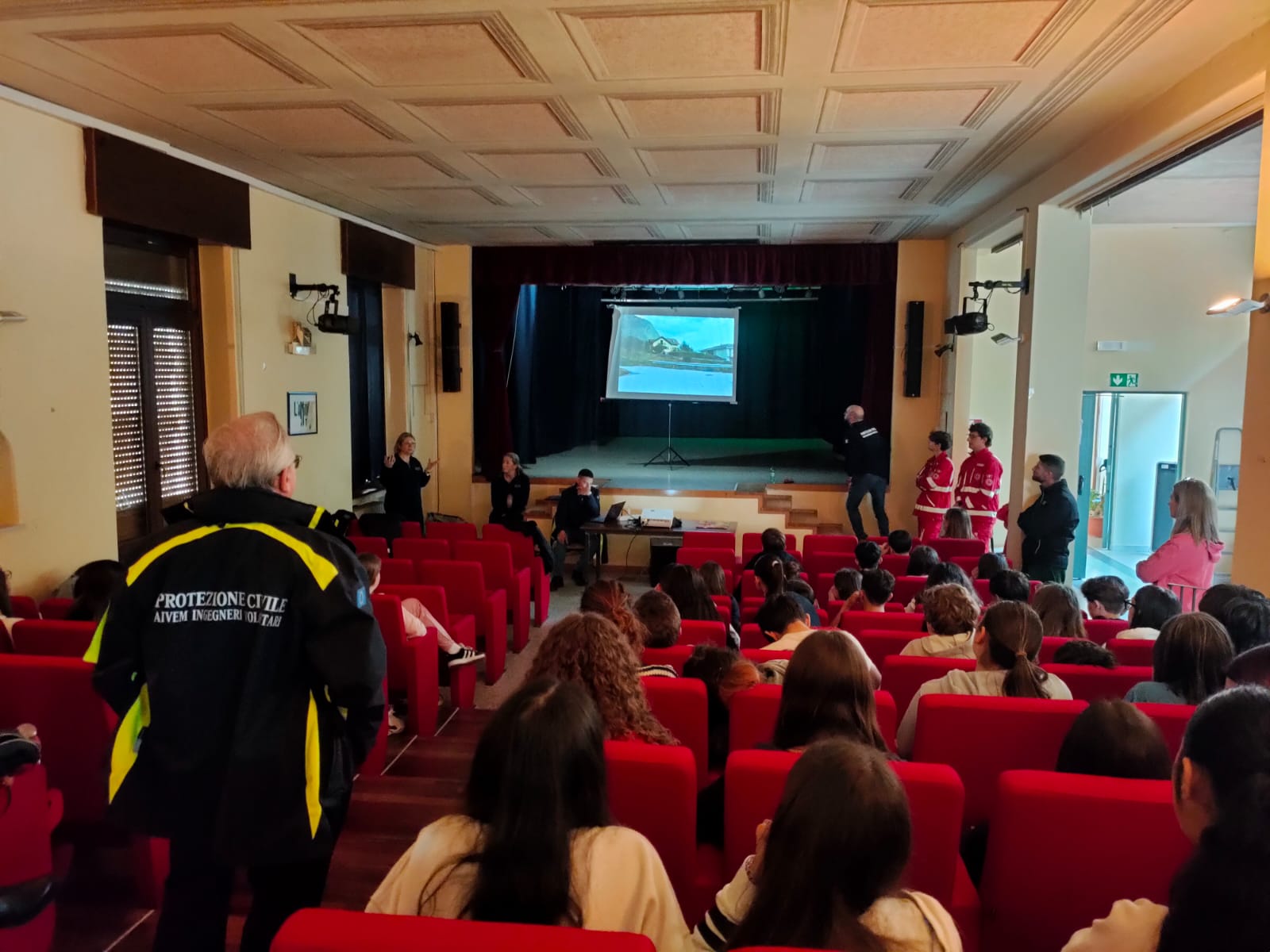 Lezione di Protezione Civile all'Istituto Comprensivo Giovanni Falcone di Grottaferrata (classi III medie) 2025